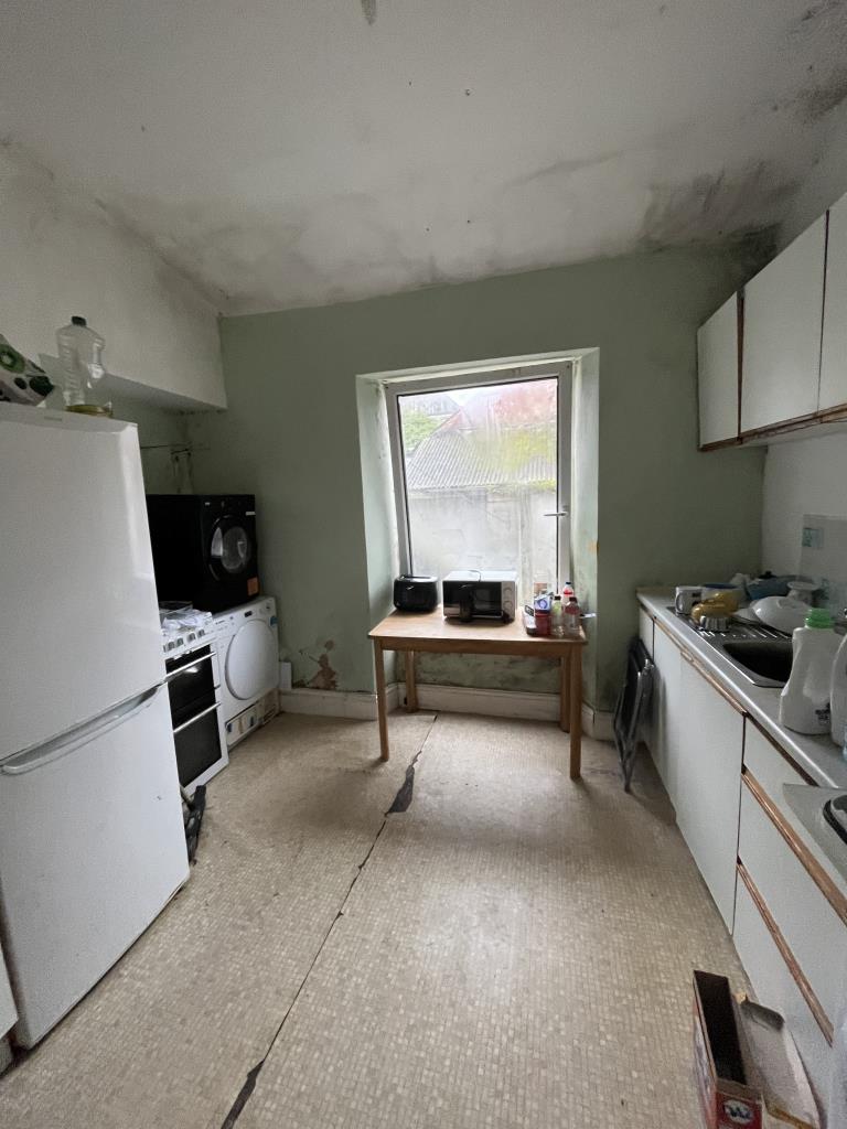 Lot: 30 - MIXED USE INVESTMENT IN TOWN CENTRE - Kitchen in flat, photograph provided to the auctioneers